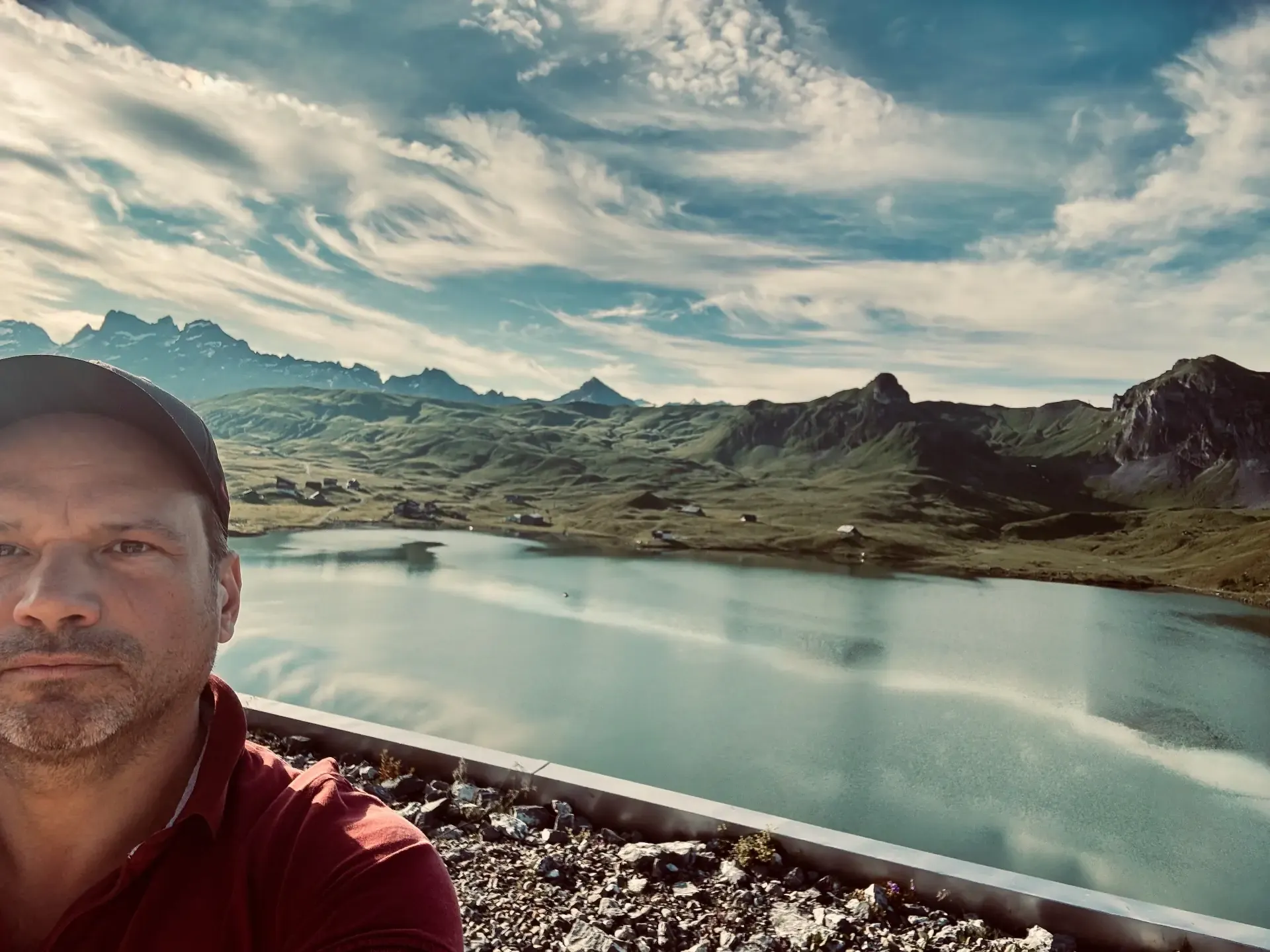 Selfie am Bergsee Melchsee-Frutt mit Bergpanorama