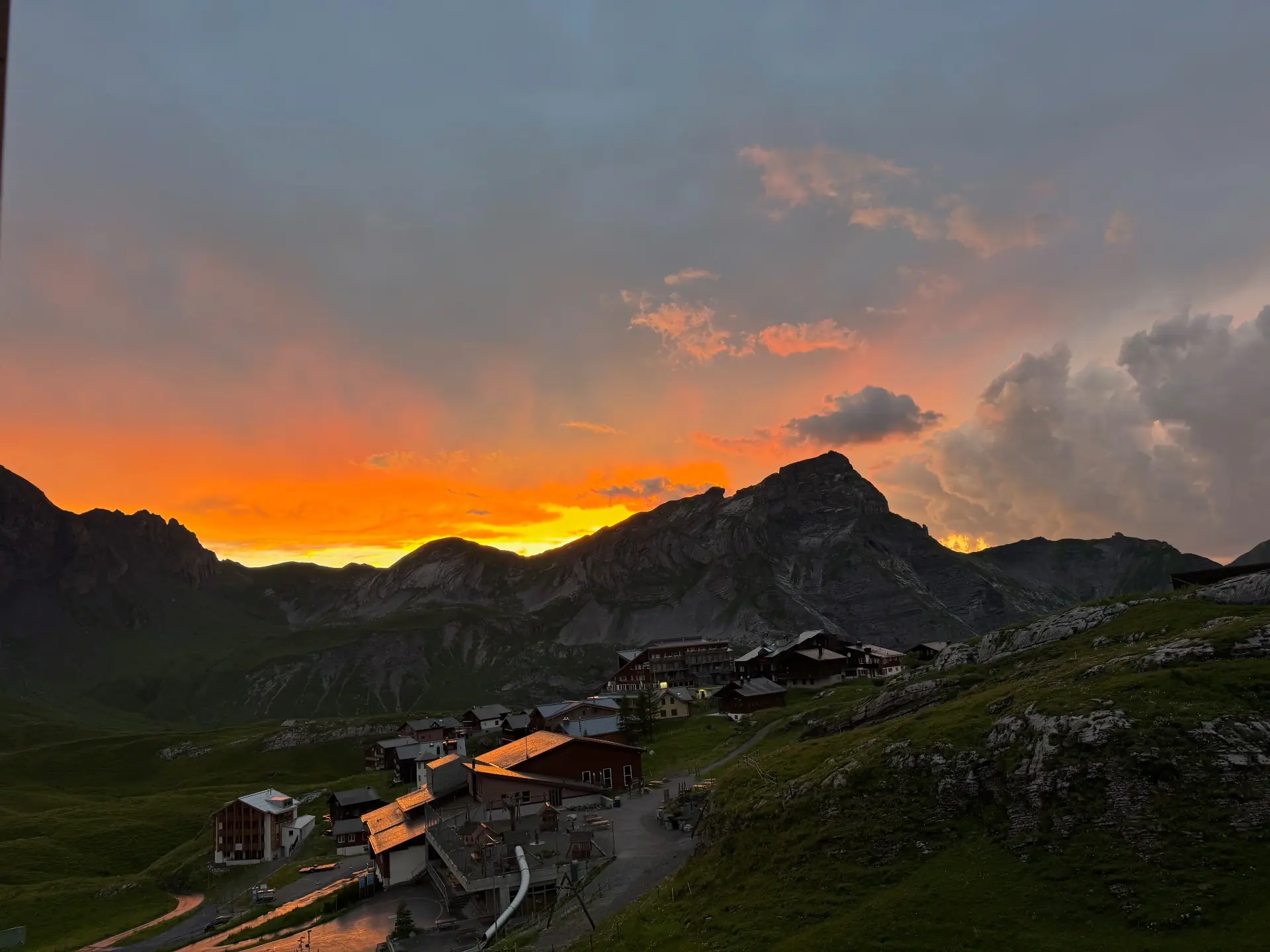 Berglandschaft bei Sonnenuntergang in den Schweizer Alpen