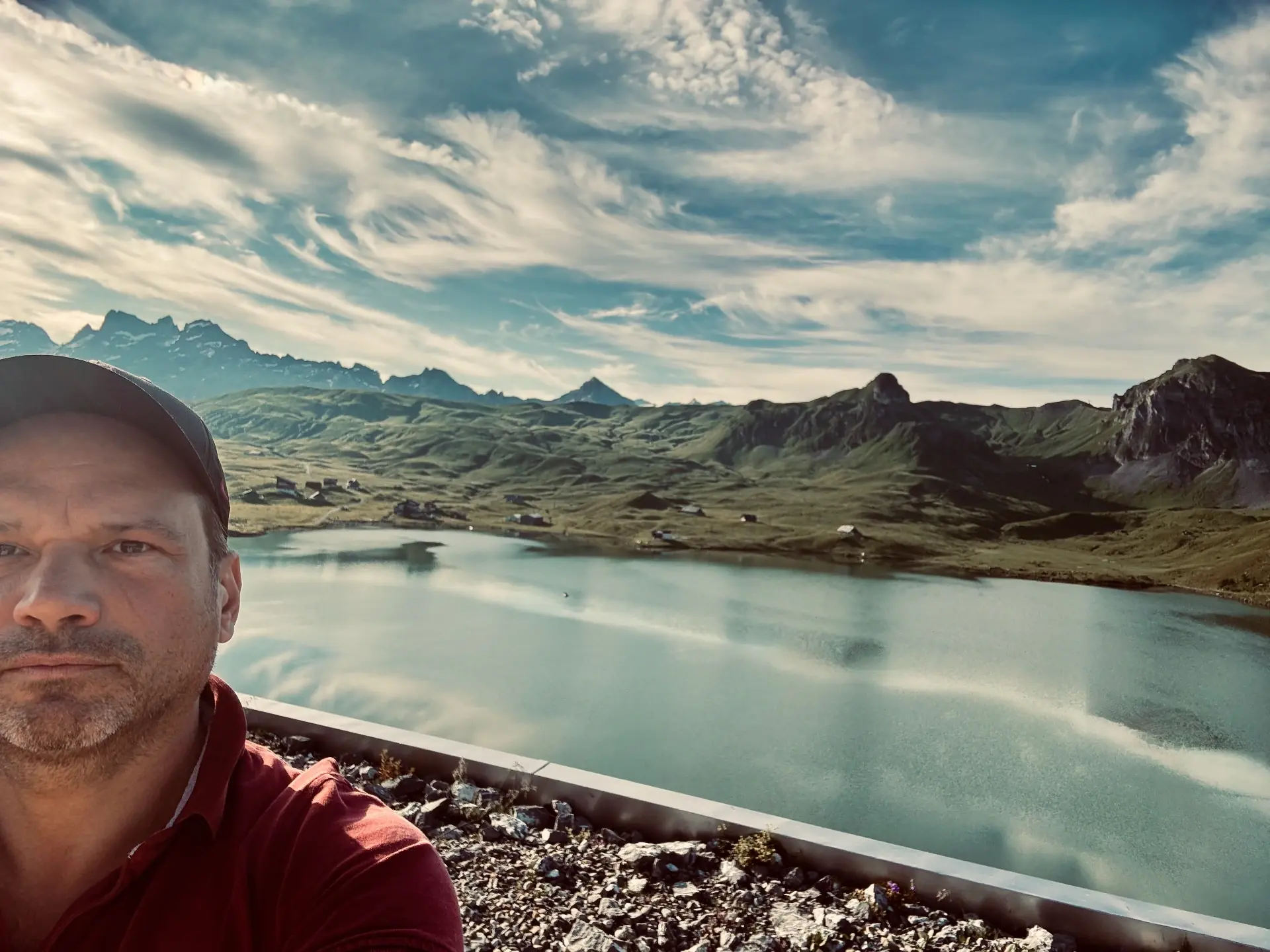Selfie am Bergsee Melchsee-Frutt mit Bergpanorama